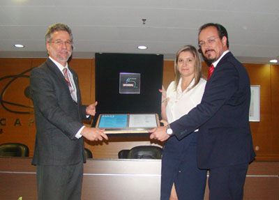 Márcio de Castro Filho e Elenara Almeida receberam a homenagem da BMJ (Crédito: Alice Oliveira - CGPP/CAPES)